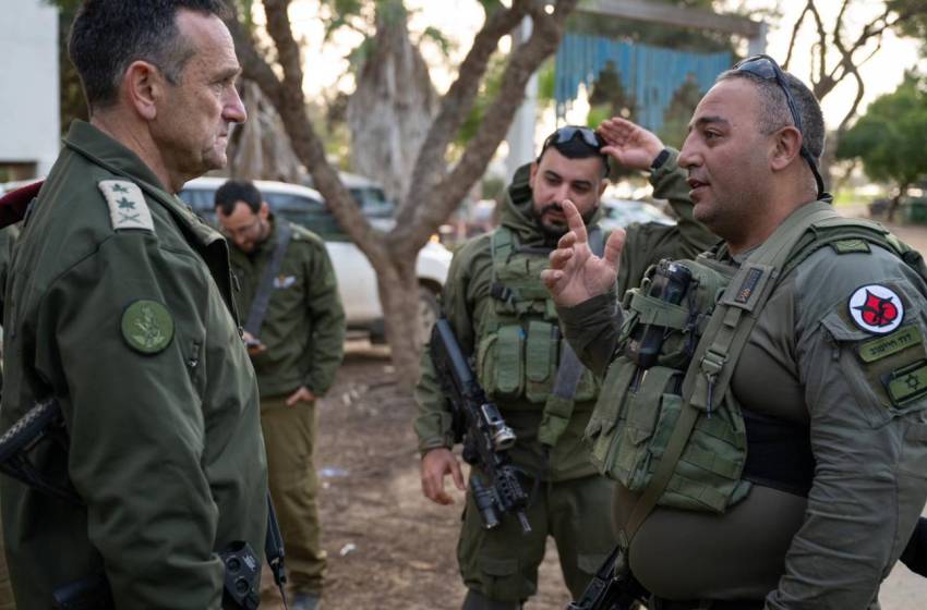 הארץ: פער הולך וגדל בין מפקדי הצבא לחיילים